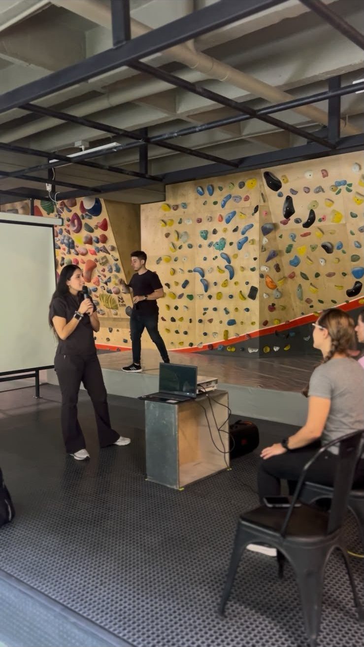Tatiana liderando un taller de salud pélvica en un centro de escalada de Medellín